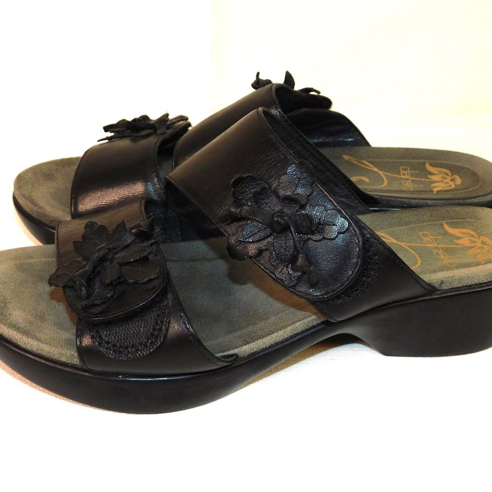 Dansko Leather Flower Slip On Sandals Size 37 (US Size 6.5-7)